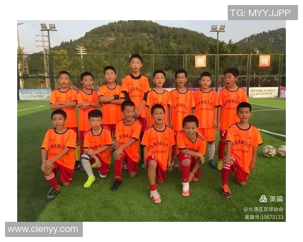 模特与足球明星同框展现魅力瞬间的精彩图片合集